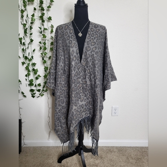 💚HP💚Woolrich Leopard Animal Print Super Soft Fleecy Open Fringe Ruana Shawl - Picture 1 of 9